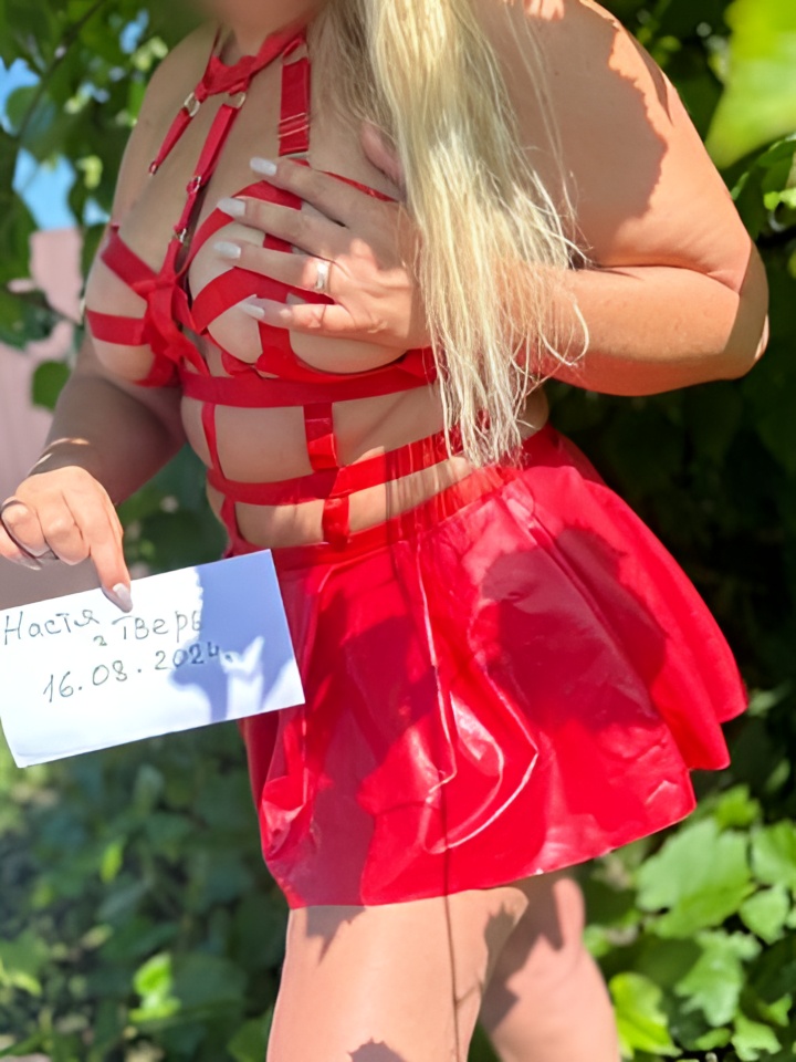 Риана привлекательная девушка из Нижневартовска цена от 5000 руб